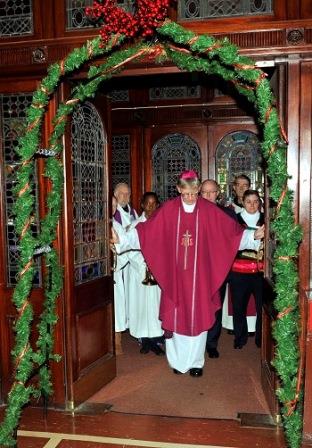 REPRO FREE 12.12.2015 Bishop John Buckley, Cork and Ross Diocese opening the Door of Mercy at St. Francis Church, Liberty St., Cork to mark the opening of the Jubilee of Mercy which was inaugurated by Pope Francis last week. Picture: Mike English.